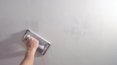 Usta çürüdükten sonra duvarı siler. Usta duvar öğütme makinesi olarak çalışıyor. Öğütme makinesiyle duvar tedavisi.