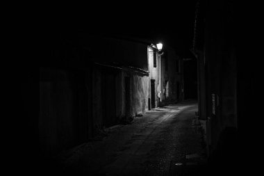 Gece şehrinin caddesi. Fotoğrafçılık. monokrom.