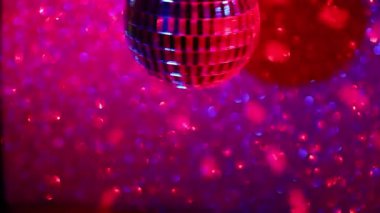 Disko ayna topu neon ışıkta. Mavi, pembe, mor