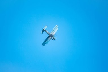 Mavi gökyüzünde yeşil çift kanatlı uçak. Mavi gökyüzüne karşı eski uçak