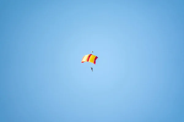 Paracaidista Flota Lentamente Baja Altitud Fondo Del Cielo Despejado Paracaidismo — Foto de Stock