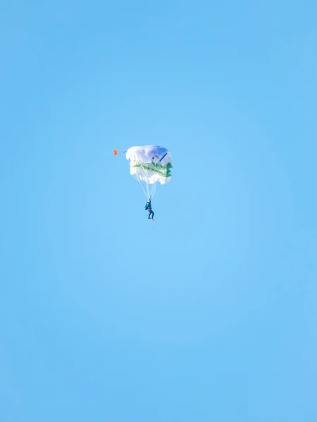 One Parachutist White Parachute Floats Slowly Low Altitude Background Clear — Stock Photo, Image