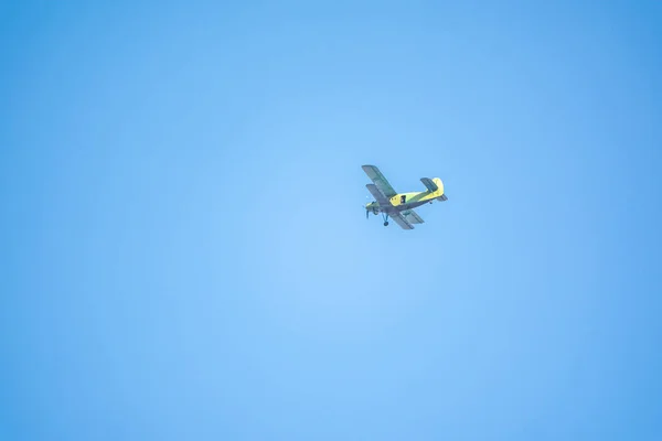 Retro Grüner Doppeldecker Blauen Himmel Altes Flugzeug Gegen Blauen Himmel — Stockfoto