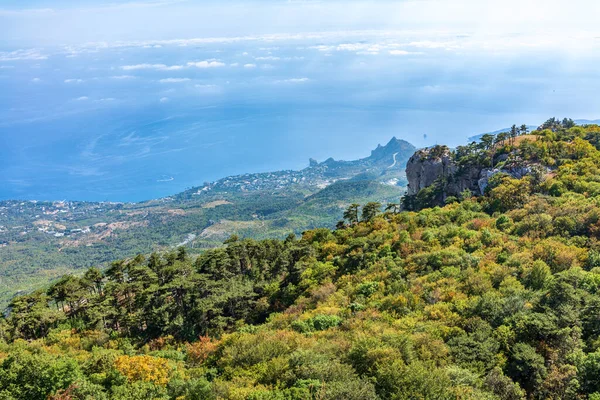 Πράσινη Ακτή Οικιστικά Κτίρια Στο Φως Του Ηλιοβασιλέματος Βραχώδες Βουνό — Φωτογραφία Αρχείου