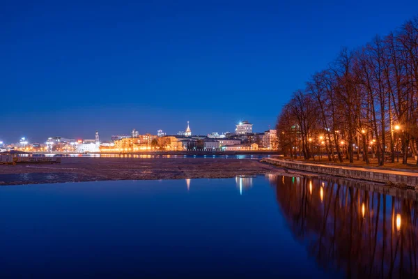 Rusya Nın Yekaterinburg Kentindeki Göletin Kıyısında Gecenin Erken Saatlerinde — Stok fotoğraf