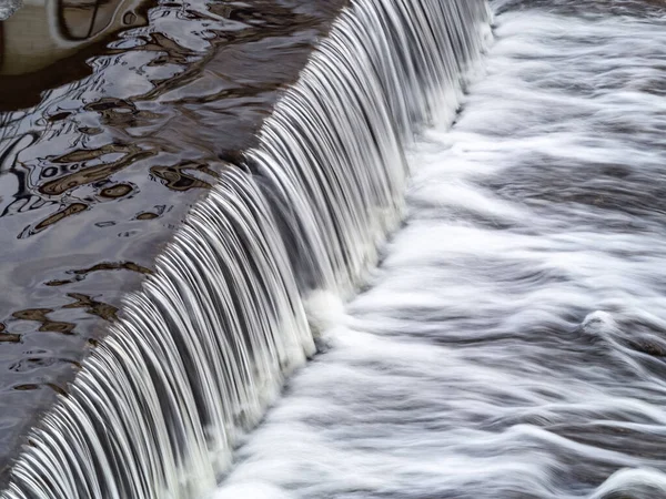 Eine Kleine Flache Kaskade Einem Ruhigen Fluss Hintergrund Wasser — Stockfoto