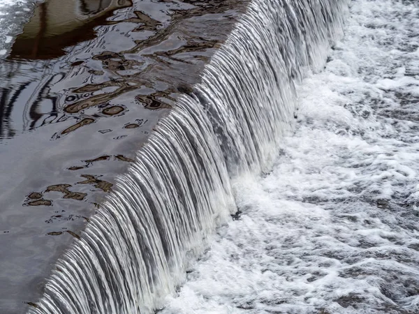 Eine Kleine Flache Kaskade Einem Ruhigen Fluss Hintergrund Wasser — Stockfoto