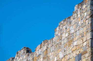 Mavi gökyüzüne karşı kale duvarının yıkıntıları. Tarihi Ceneviz kalesi ya da mavi gökyüzüne karşı kale