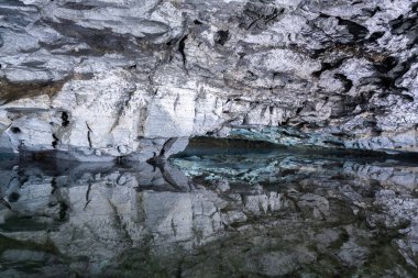 Yeraltı Gölü Buz Mağarası 'nın içinde. Dağın yamacında, sudaki yansıması fantastik bir mağaranın içinde. Urallarda Kungur, Rusya