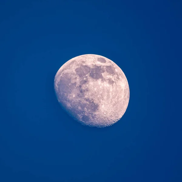 Подробное Изображение Полумесяца Красивая Половина Луны Темно Синем Ясном Небе — стоковое фото