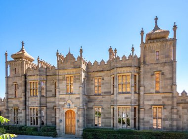 Ukrayna, Kırım 'daki Vorontsov Sarayı' nın manzarası. Kırım 'ın ana simgelerinden biridir. Kırım kıyısındaki Vorontsov Sarayı 'nda güzel manzaralı bir bahçe..