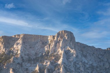 Kayalık dağların görkemli manzarası güzel, berrak günbatımında uzanır. Kırım Dağları üzerinde pembe gün batımı. Konum Ai-Petri, Kırım.