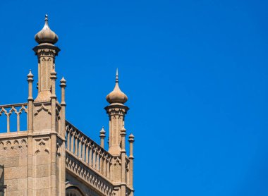 Mavi gökyüzünün arka planındaki eski sarayın duvarları. Vorontsov Sarayı veya Alupka Sarayı, Kırım 'ın Alupka kenti yakınlarındaki Kırım Dağları eteklerinde yer alan tarihi bir saraydır..