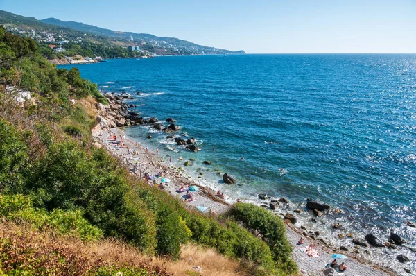 Deniz manzarası ve uçurumlar. Kırım 'da turizm. Bir deniz manzarasının yaz fotoğrafı. Kırım Dağları ve Alupka, Kırım yakınlarındaki deniz.