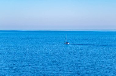 Mavi sakin denizde yelken açmak. Huzurlu sularda bir yat.