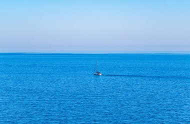 Mavi sakin denizde yelken açmak. Huzurlu sularda bir yat.