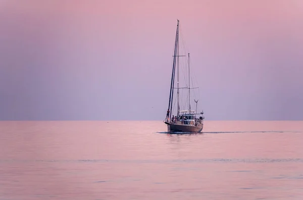 Yate Vela Mar Azul Durante Hermoso Atardecer Rosa Yate Aguas — Foto de Stock