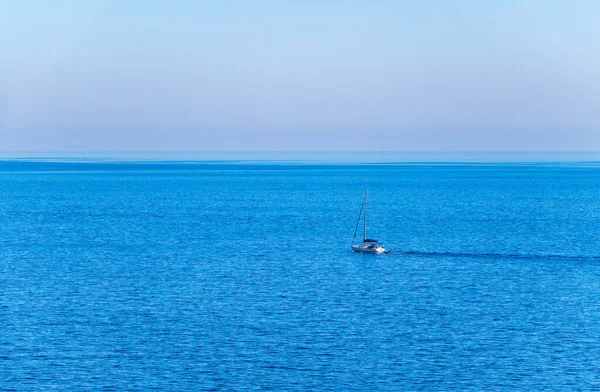 Парусная Яхта Голубом Спокойном Море Яхта Мирных Водах — стоковое фото