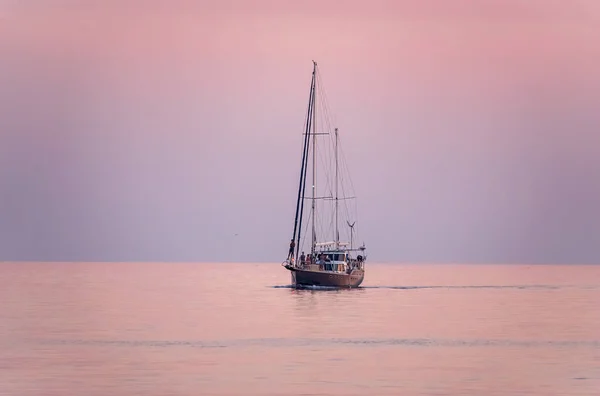 Парусная Яхта Синем Море Время Красивого Розового Заката Яхта Мирных — стоковое фото