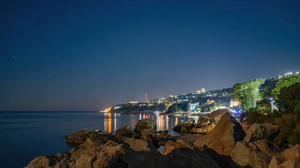 Geceleri Konut Binaları Olan Yeşil Deniz Kıyısı Geceleri Açık Gökyüzü — Stok fotoğraf