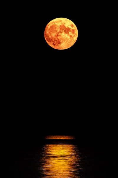 Супер Полнолуние Лунный Свет Над Морем Полная Красная Луна Отражением — стоковое фото