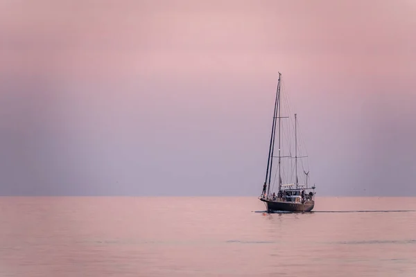 Navegando Iate Mar Azul Durante Belo Pôr Sol Rosa Iate — Fotografia de Stock