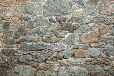 Eski kale duvarının arka planında. Tarihi Ceneviz kalesi ya da kalesi