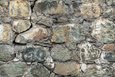 Eski kale duvarının arka planında. Tarihi Ceneviz kalesi ya da kalesi