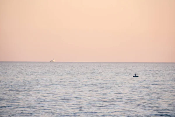 Hermosa Puesta Sol Rosa Sobre Mar Cielo Nublado Sochi Rusia — Foto de Stock