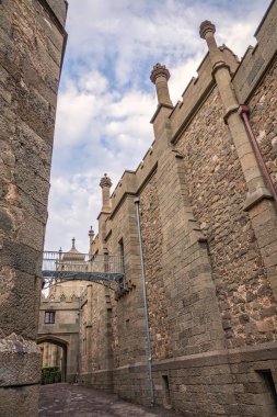 Bulutlu bir gökyüzünün arkasındaki eski sarayın duvarları ve kuleleri. Vorontsov Sarayı ya da Alupka Sarayı, Kırım Dağları eteklerinde yer alan tarihi bir saraydır..