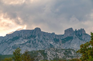 Ormanlık yamaçları ve tepeleri bulutların arasına gizlenmiş yüksek kayalık dağlar. Bulutlu bir günde dağlarda yoğun sis var. Ai-Petri, Kırım