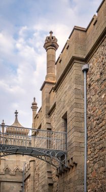 Bulutlu bir gökyüzünün arkasındaki eski sarayın duvarları ve kuleleri. Vorontsov Sarayı ya da Alupka Sarayı, Kırım Dağları eteklerinde yer alan tarihi bir saraydır..