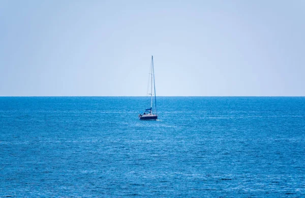 Ιστιοπλοϊκό Σκάφος Στη Γαλάζια Ήρεμη Θάλασσα Ένα Γιοτ Ήρεμα Νερά — Φωτογραφία Αρχείου