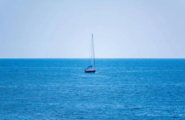 Парусная Яхта Голубом Спокойном Море Яхта Мирных Водах — стоковое фото