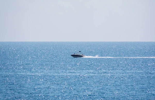 Bateau Moteur Dans Mer Bleue Calme Navire Dans Les Eaux — Photo