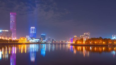 Rusya 'nın Yekaterinburg kentindeki göletin kıyısında gecenin erken saatlerinde