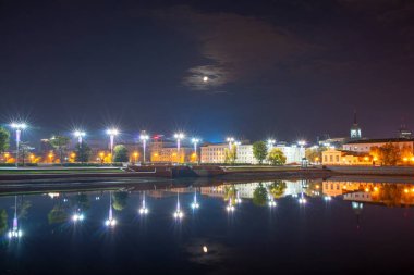 Rusya 'nın Yekaterinburg kentindeki göletin kıyısında gecenin erken saatlerinde