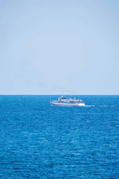 Motorschip Blauwe Kalme Zee Een Schip Vredige Wateren — Stockfoto