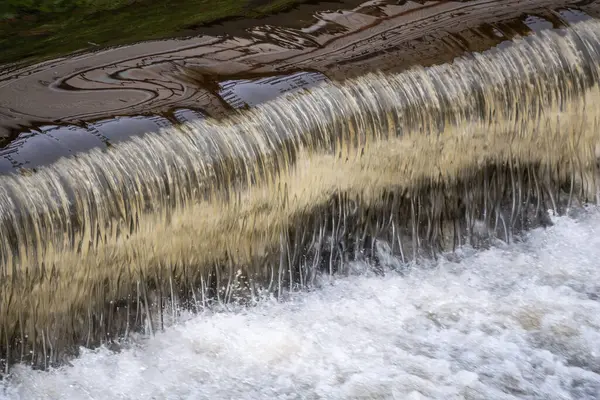 Eine Kleine Flache Kaskade Einem Ruhigen Fluss Hintergrund Wasser — Stockfoto