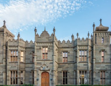 ALUPKA, CRIMEA - Eylül 08, 2020: Kırım 'daki Vorontsov Sarayı manzarası, Rusya. Kırım 'ın ana simgelerinden biridir. Kırım kıyısındaki Vorontsov Sarayı 'nda güzel manzaralı bir bahçe..