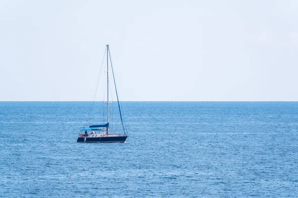 Парусная Яхта Голубом Спокойном Море Яхта Мирных Водах — стоковое фото