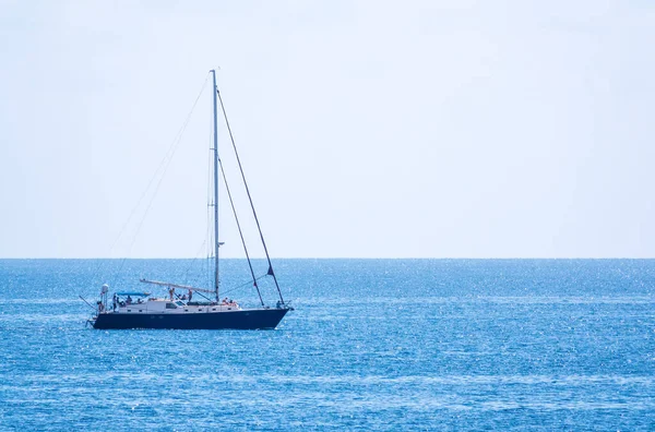 Segling Yacht Det Blå Lugna Havet Yacht Fridfullt Vatten — Stockfoto