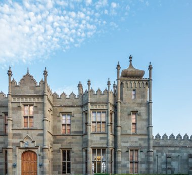 ALUPKA, CRIMEA - Eylül, 08, 2020: Ukrayna 'nın Kırım kentindeki Vorontsov Sarayı manzarası. Kırım 'ın ana simgelerinden biridir. Kırım kıyısındaki Vorontsov Sarayı 'nda güzel manzaralı bir bahçe..