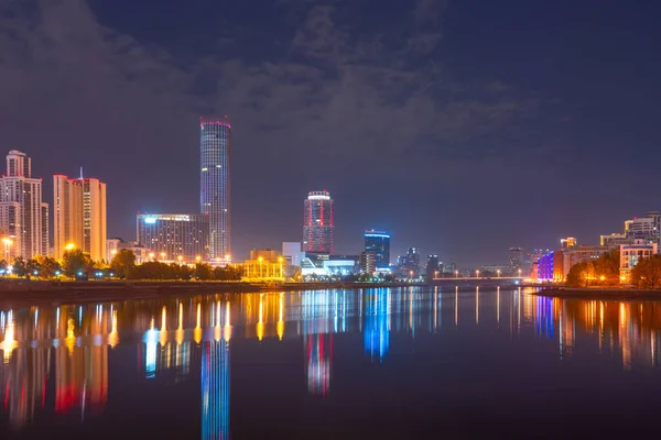 Nacht Vorfrühling Ufer Des Teiches Stadtzentrum Von Jekaterinburg Russland — Stockfoto