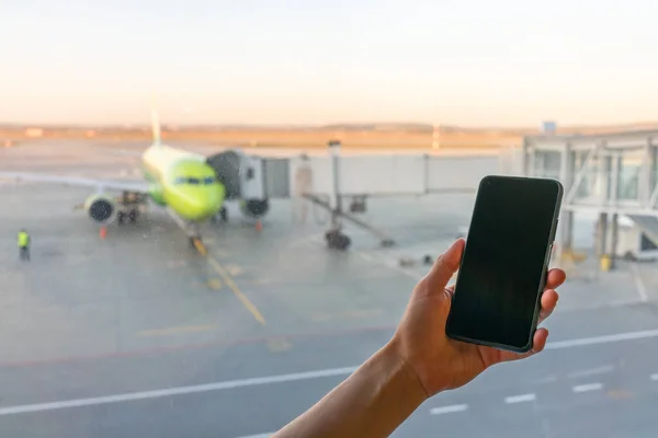 Nahaufnahme Einer Frau Die Flughafen Ihr Smartphone Fenster Hält Fläche — Stockfoto