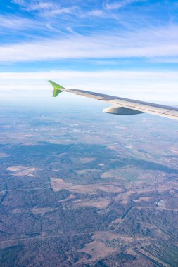Dünya ve gökyüzü bir uçağın penceresinden görüldüğü gibi.