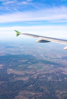 Güzel mavi bir güneş doğarken uçak penceresinden ve açık havada uçağın kanadını seyret. Dünya ve gökyüzü bir uçağın penceresinden görüldüğü gibi.