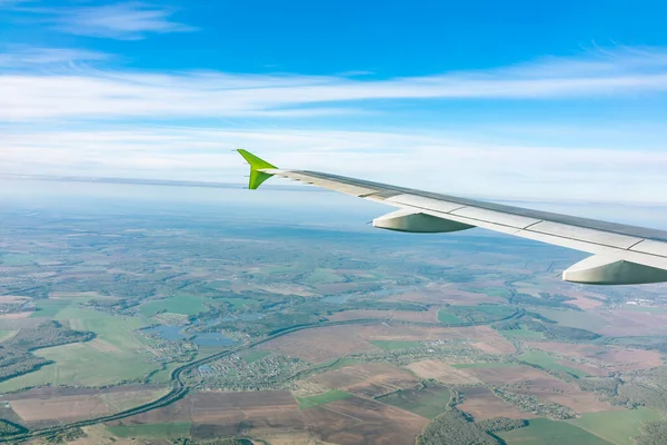 Vista Asa Avião Céu Azul Terra Durante Desembarque Moscou Rússia — Fotografia de Stock