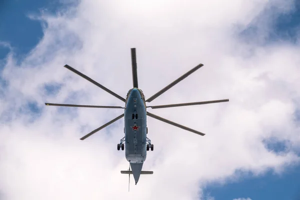 Moscou Rússia Maio 2021 Helicóptero Sobrevoa Praça Vermelha Durante Ensaio — Fotografia de Stock