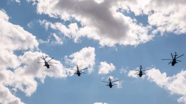Moskau Russland Mai 2021 Mehrzweckhubschrauber Fliegen Über Den Roten Platz — Stockfoto